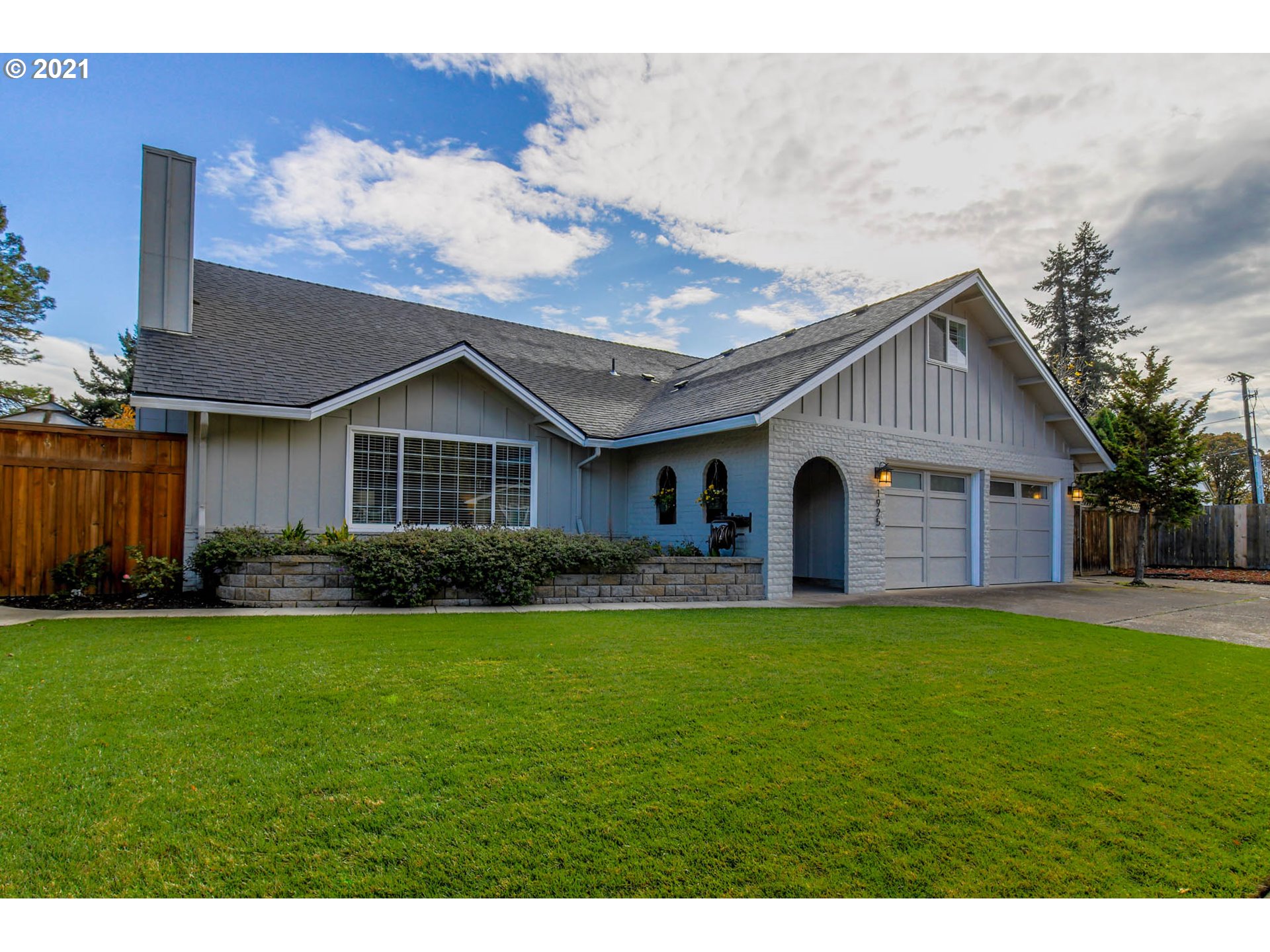 1925 Ridgeway Drive Eugene, OR 97401 - Photo 2 of 32 Gallery Image 2