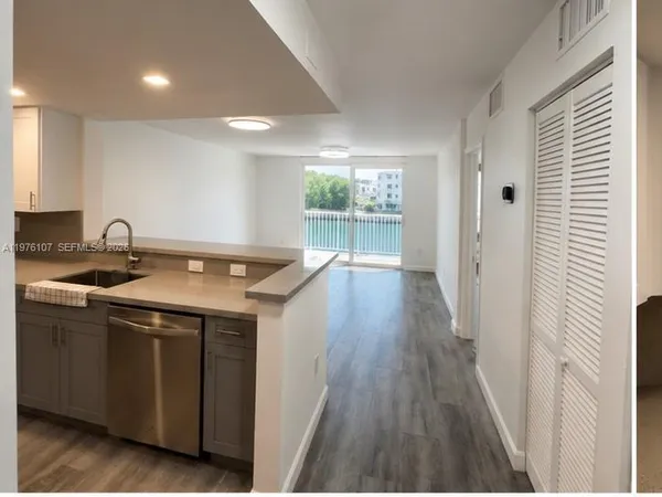 $2,490 | 4000 Northeast 170th Street, Unit 206, North Miami Beach, FL 33160