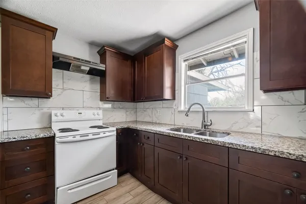 $1,950 | 6022 Lyndhurst Drive, Houston, TX 77033