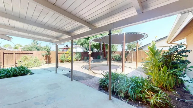 a view of a backyard