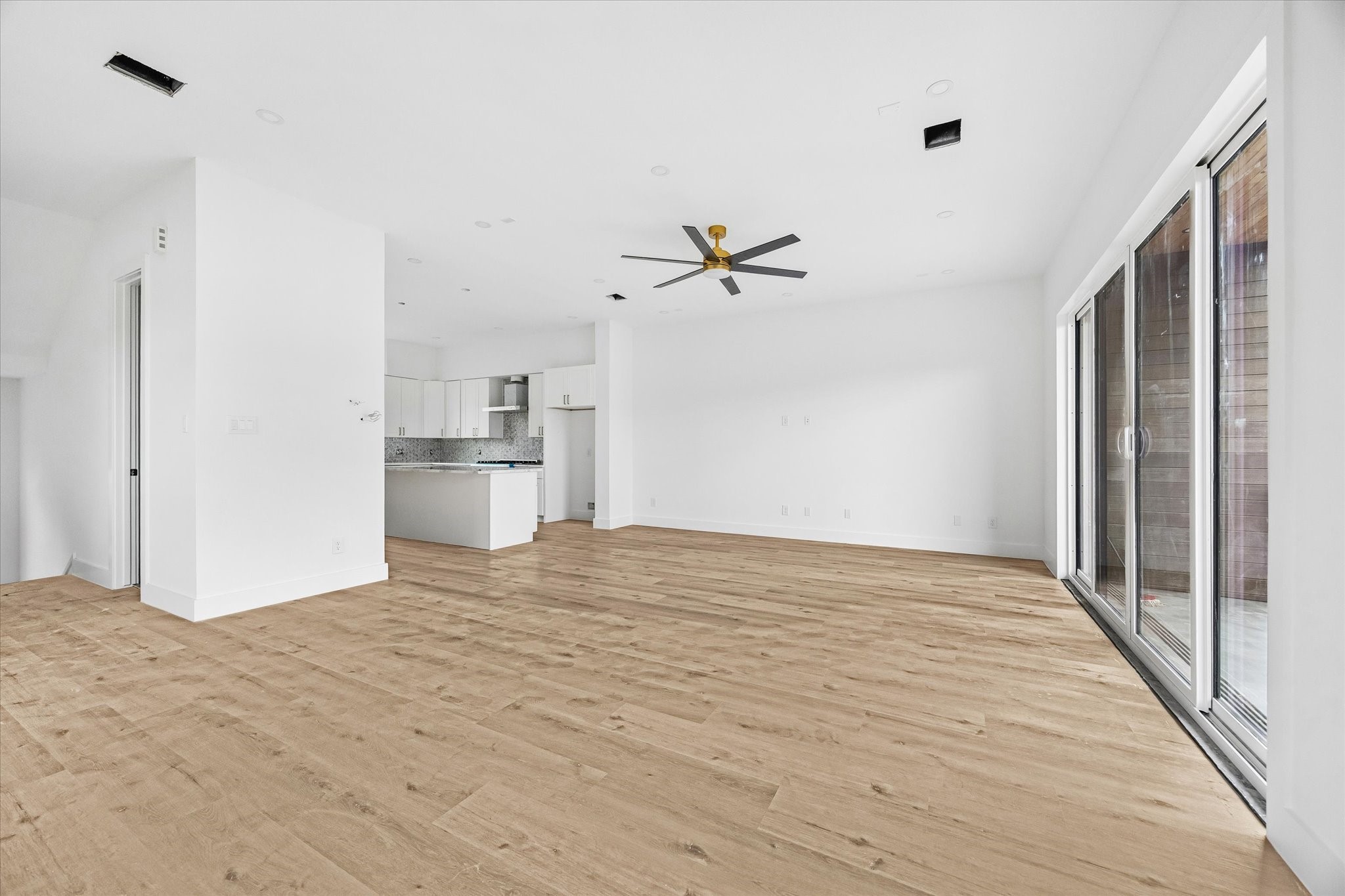 1034 West 17th Street, Unit B Houston, TX 77008 - Photo 22 of 25 The open floor plan offers an ideal setting for both comfortable everyday living and effortless entertaining.