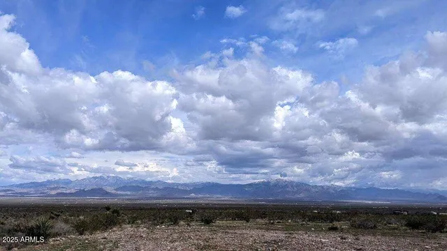 a view of houses with sky view