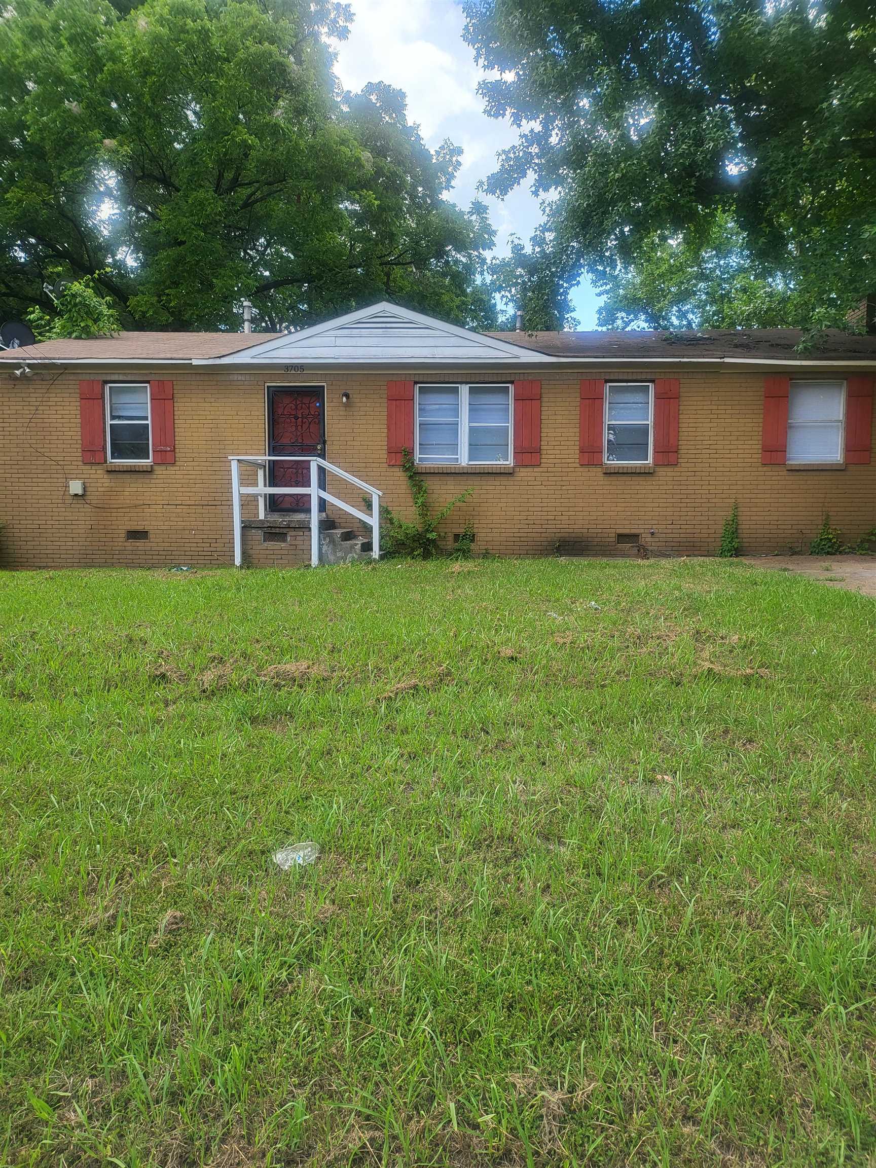 a view of a house with backyard and garden