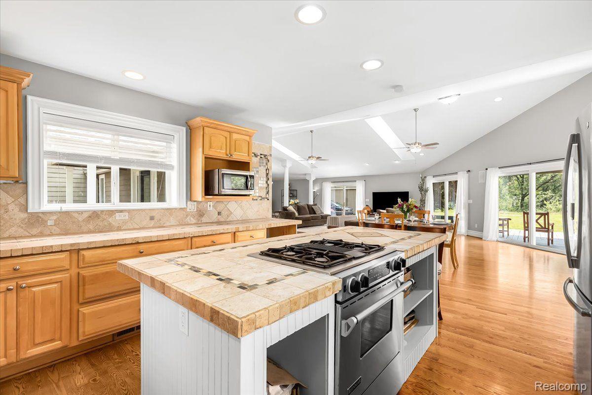 515 Clyde Road Highland, MI 48357 - Photo 12 of 47 515 Clyde Road - Kitchen