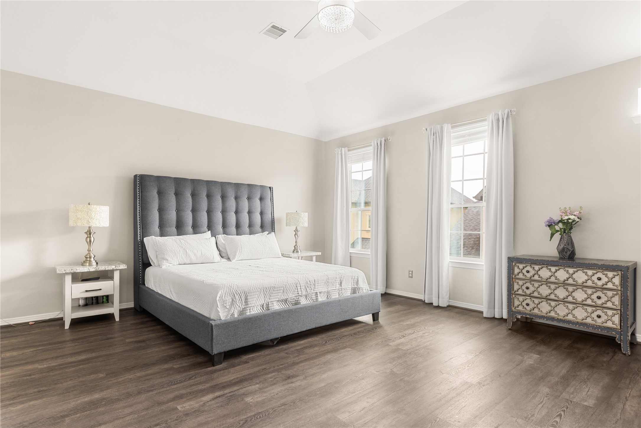 10215 Spring Shadows Park Circle Houston, TX 77080 - Photo 21 of 44 Spacious Primary bedroom at front of home with custom draperies.
