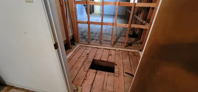 a view of backyard with tub