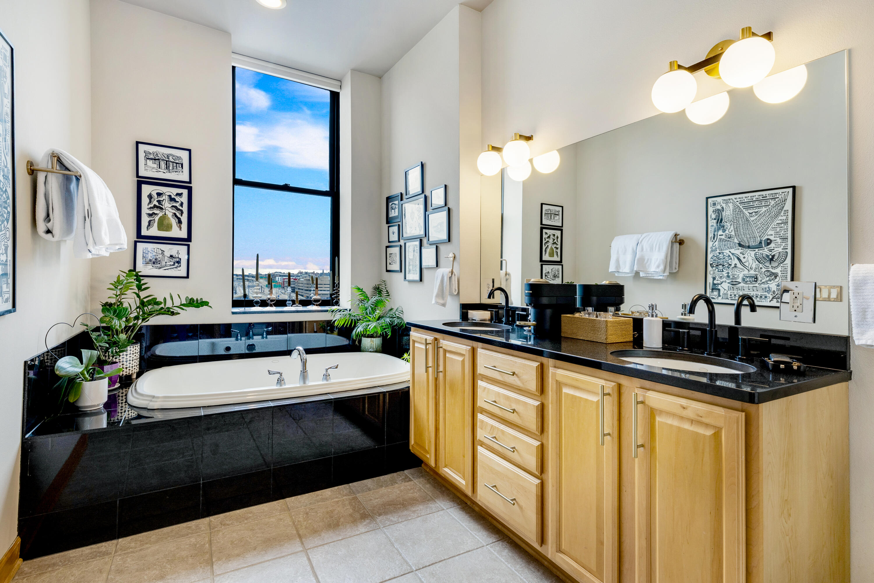 400 North Broadway, Unit 903 Milwaukee, WI 53202 - Photo 9 of 18 Primary Bath II