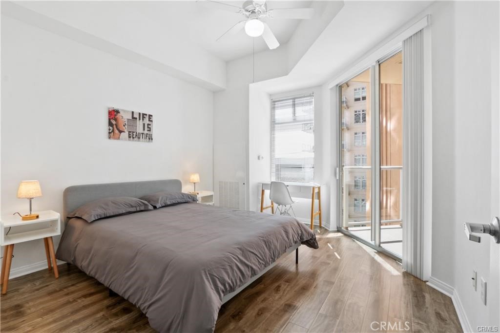 488 East Ocean Boulevard, Unit 618 Long Beach, CA 90802 - Photo 4 of 26 a bedroom with a bed and a large window with outer view