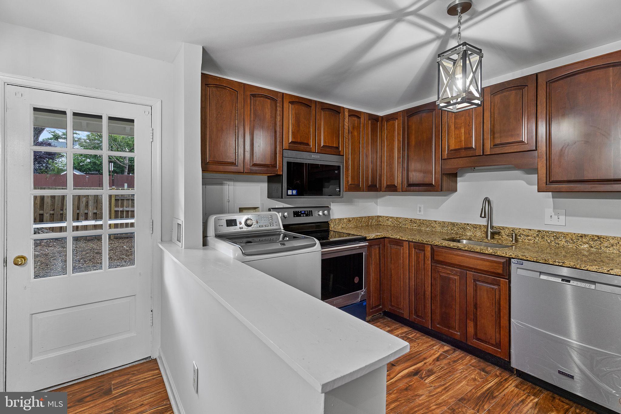 9279 Taney Road Manassas, VA 20110 - Photo 9 of 24 Dining/Kitchen Area - View 3