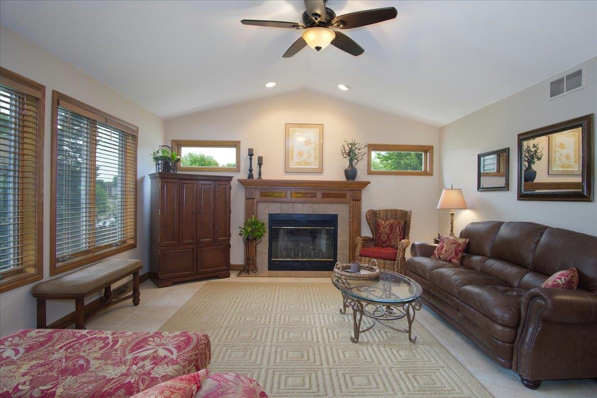 2308 Dynes Way Sun Prairie, WI 53590 - Photo 4 of 69