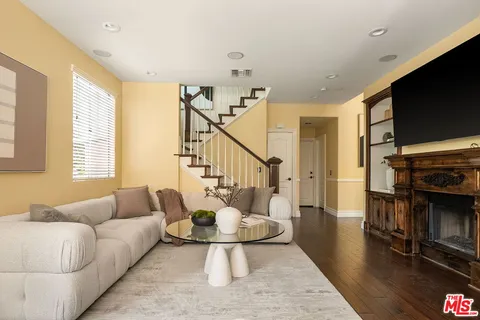 $1,369,000 | 350 Anzio Way, Oak Park, CA 91377