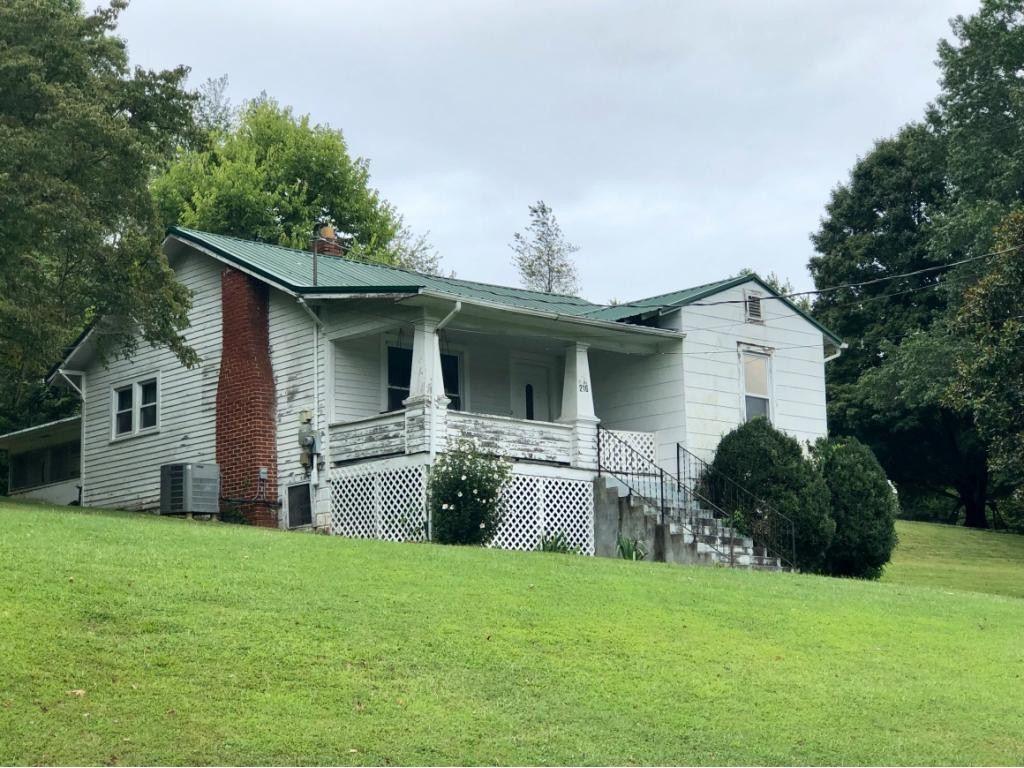 216 Riverview Road Bristol, TN 37620 - Photo 2 of 16 Photo 2