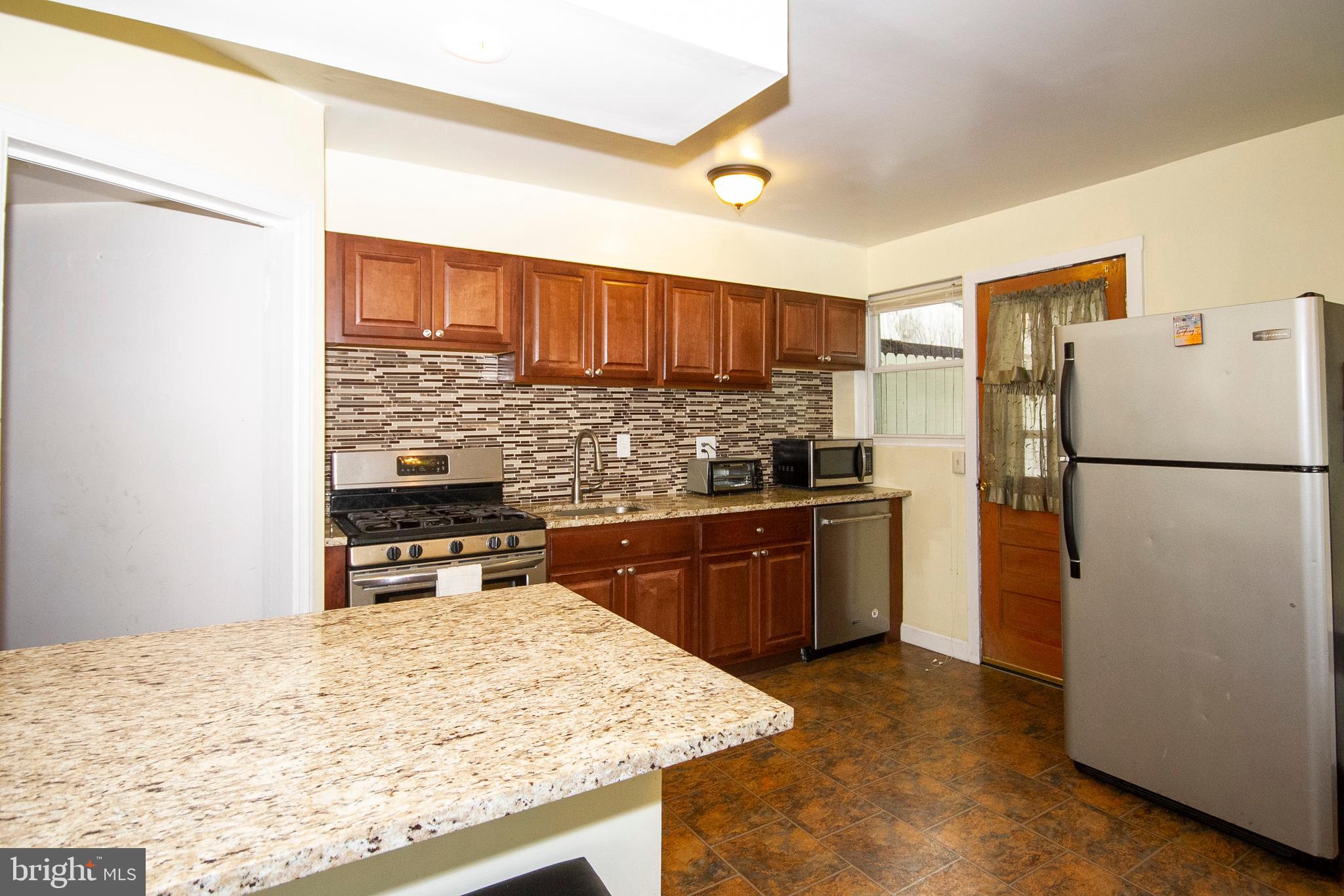 8560 Willow Oak Road Baltimore, MD 21234 - Photo 7 of 31 Large breakfast bar