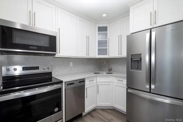 $2,875 | 425 Newbridge Road, Unit 28, East Meadow, NY 11554