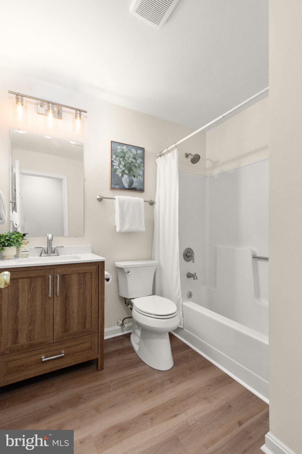 11006 Pfeffers Road Kingsville, MD 21087 - Photo 14 of 29 Modern bathroom with elegant finishes.