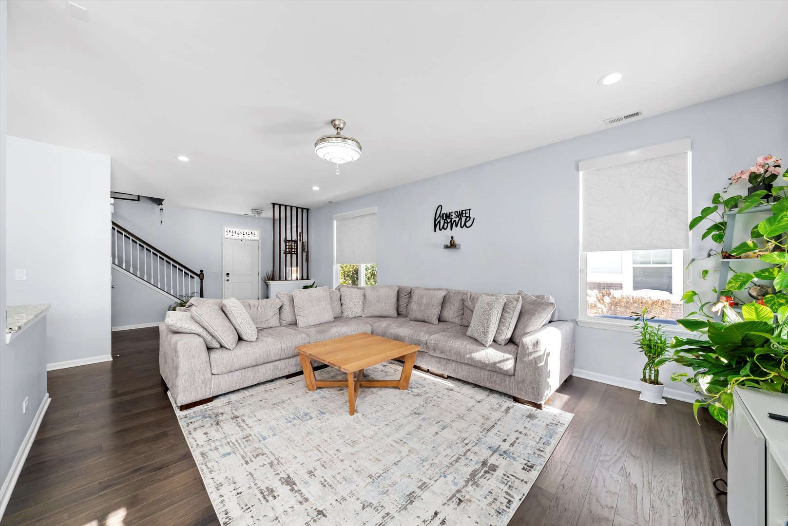 4177 Irving Road Aurora, IL 60504 - Photo 10 of 39 a living room with furniture and a potted plant