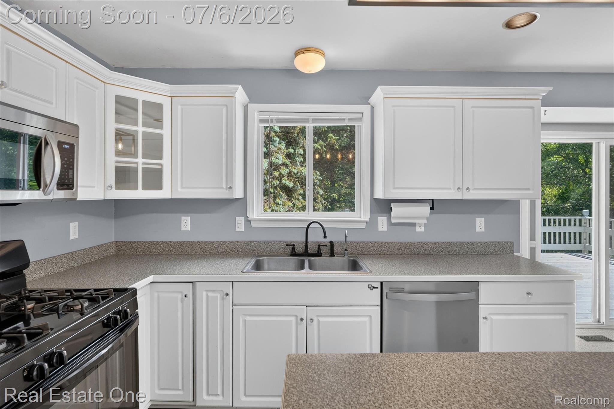 9610 Forest Ridge Drive Clarkston, MI 48348 - Photo 16 of 77 10'4" x 13'5" kitchen with an attached informal 9'8" x 15'8" Breakfast Nook