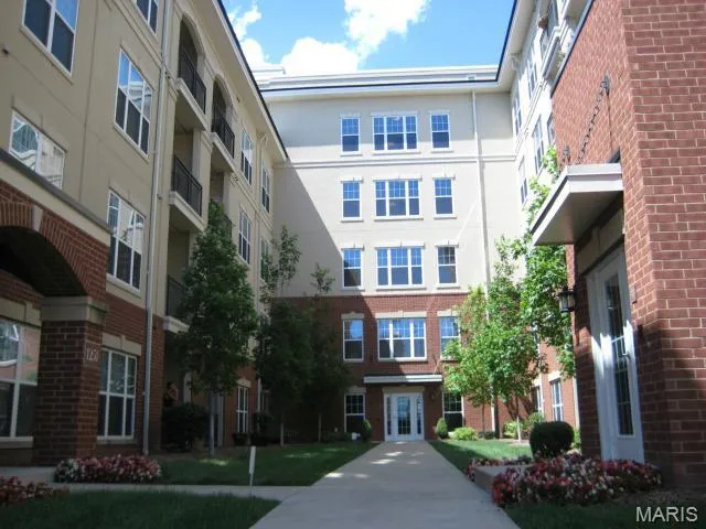 $1,800 | 1251 Strassner Drive, Unit 2303, Brentwood, MO 63144