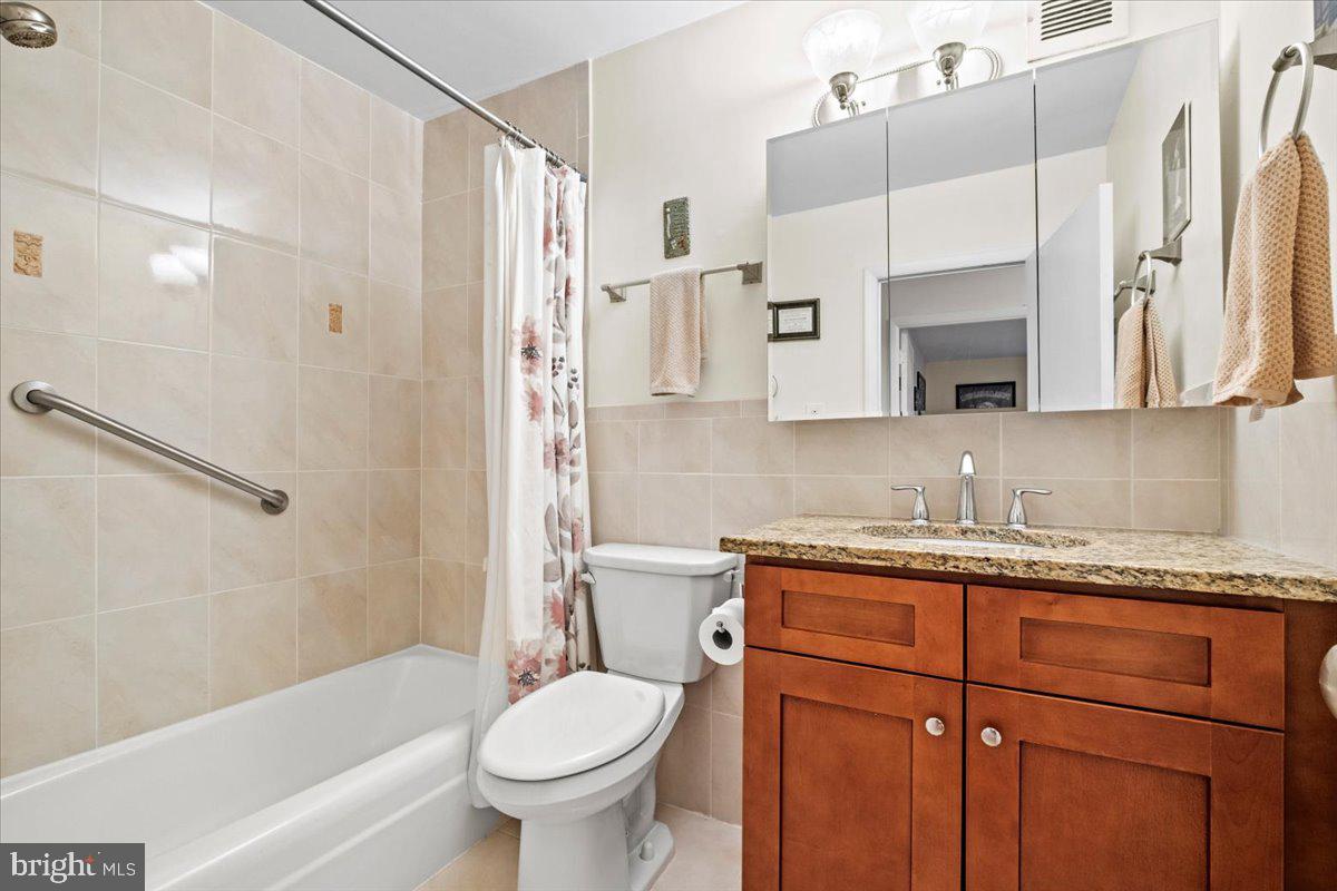 201 Cuthbert Boulevard, Unit D50 Haddon Township, NJ 08107 - Photo 21 of 46 Updated Bathroom