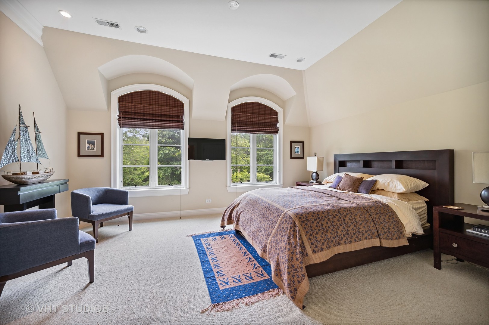 555 Sheridan Road Glencoe, IL 60022 - Photo 18 of 27 a spacious bedroom with a bed and wooden floor