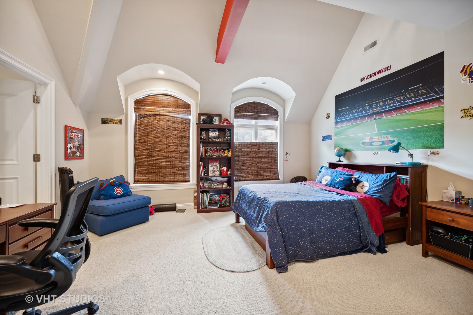 555 Sheridan Road Glencoe, IL 60022 - Photo 19 of 27 a bedroom with bed and a window