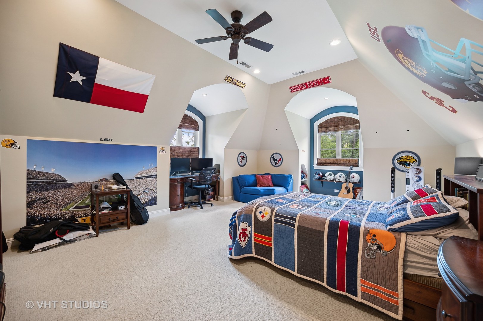 555 Sheridan Road Glencoe, IL 60022 - Photo 20 of 27 a bedroom with bed and windows