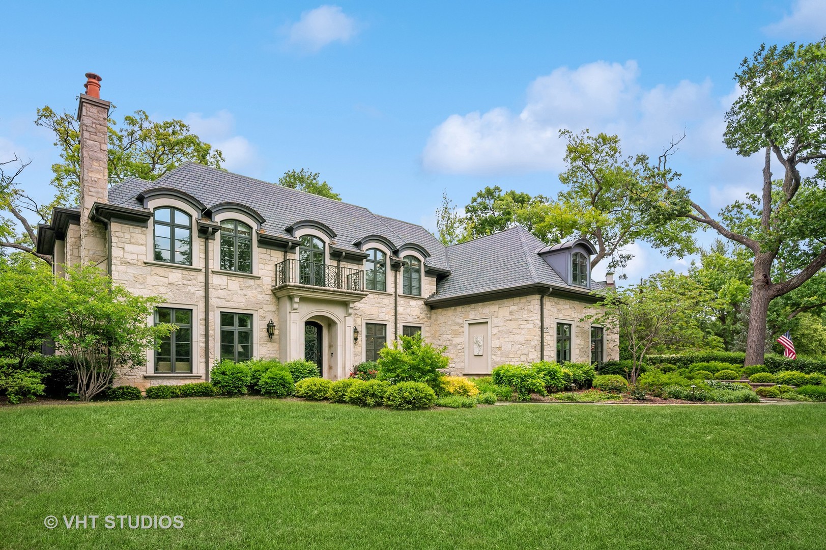 555 Sheridan Road Glencoe, IL 60022 - Photo 2 of 27 a front view of a house with a garden