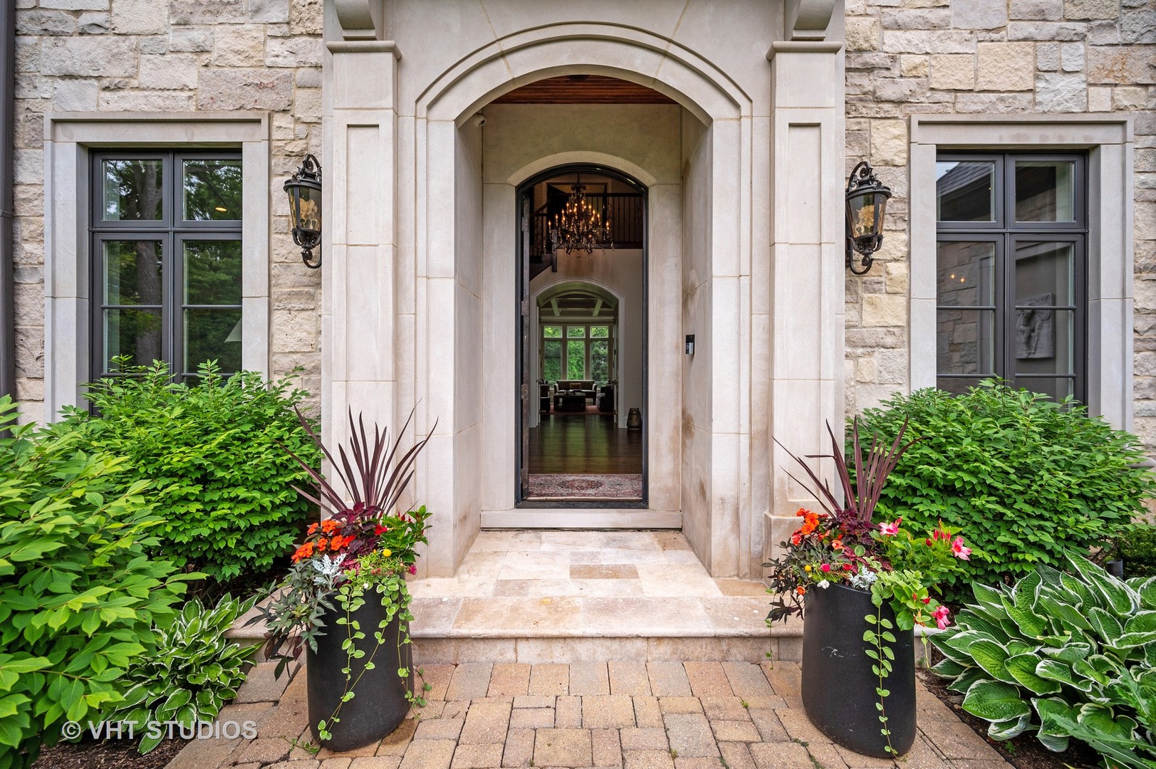 555 Sheridan Road Glencoe, IL 60022 - Photo 3 of 27 a view of a house with potted plants