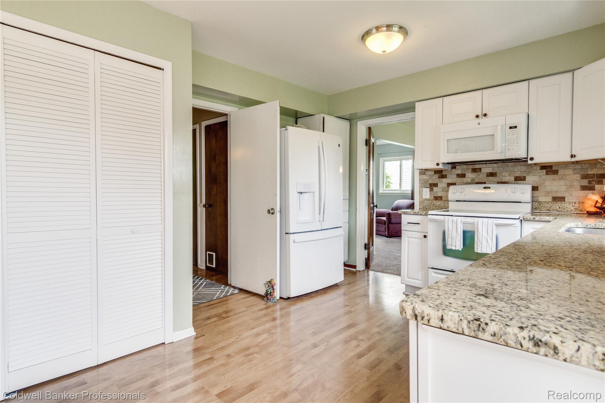 2481 Eaton Gate Road Lake Orion, MI 48360 - Photo 34 of 71 Kitchen