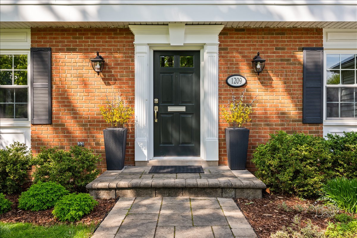 1209 North Loomis Street Naperville, IL 60563 - Photo 2 of 33