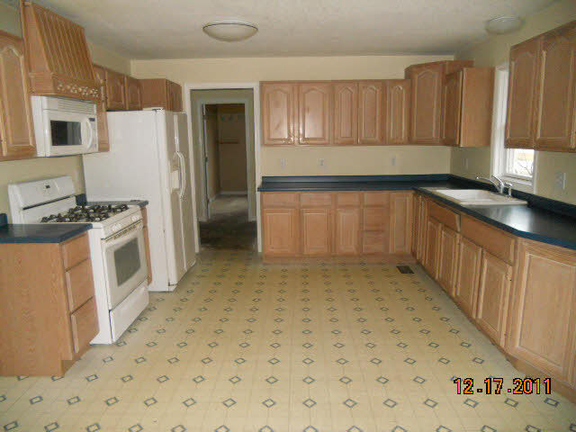 2074 South 8 Mile Road Kawkawlin, MI 48631 - Photo 2 of 9 20057258-1.JPG
