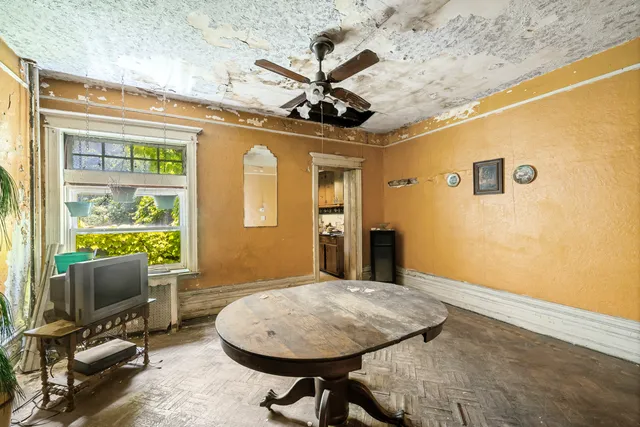 a view of a livingroom with furniture and a ceiling fan