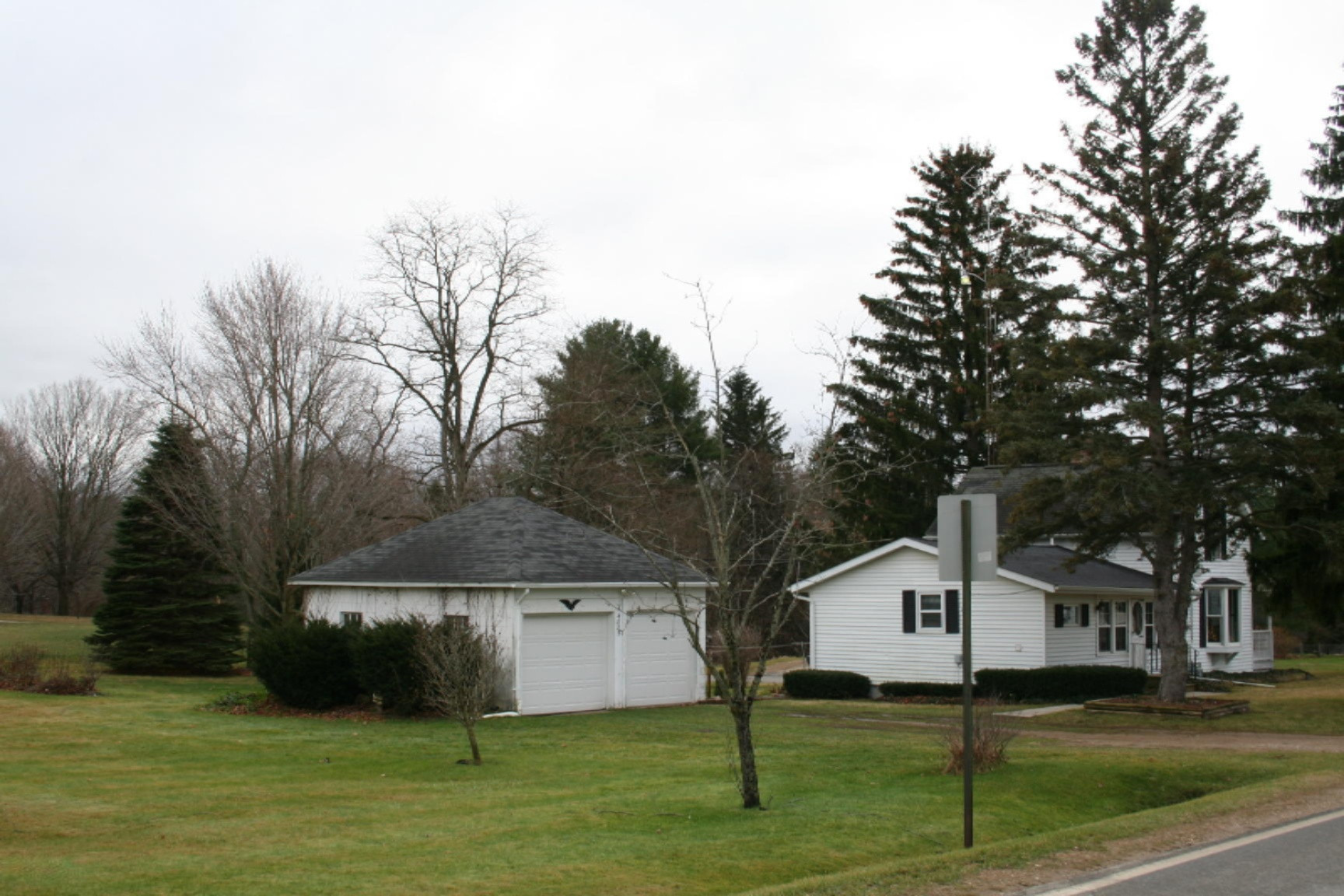 4885 Territorial Road Benton Harbor, MI 49022 - Photo 2 of 46 IMG_3634