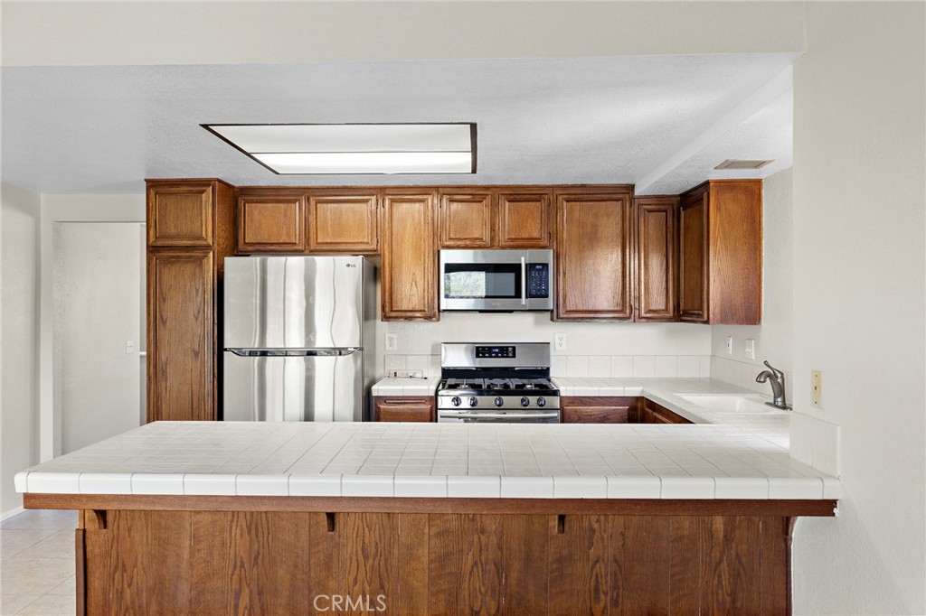 5050 Canyon Crest Drive, Unit 7 Riverside, CA 92507 - Photo 16 of 44 High-end appliances