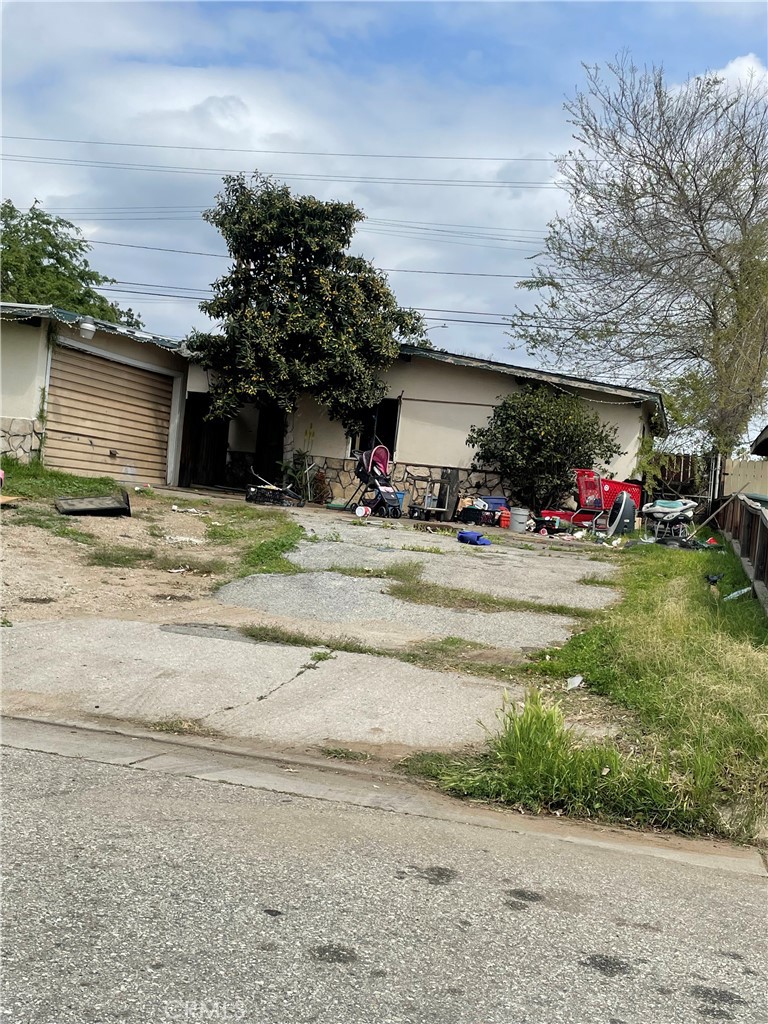 a view of a parking area