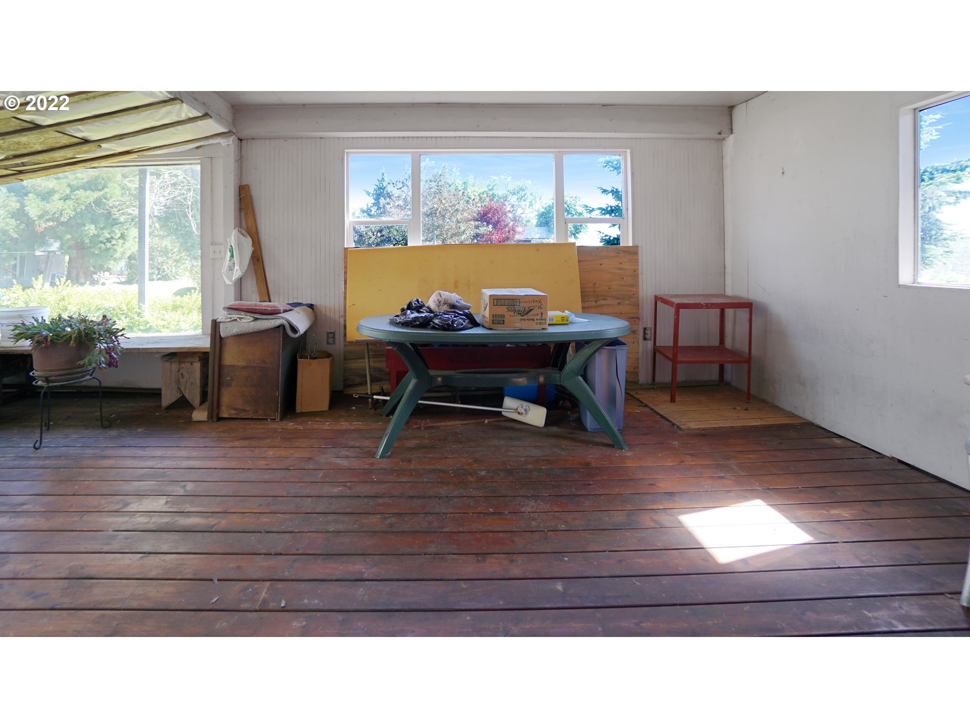 13054 Dominic Road Northeast Mount Angel, OR 97362 - Photo 28 of 32 a living room with furniture and a large window