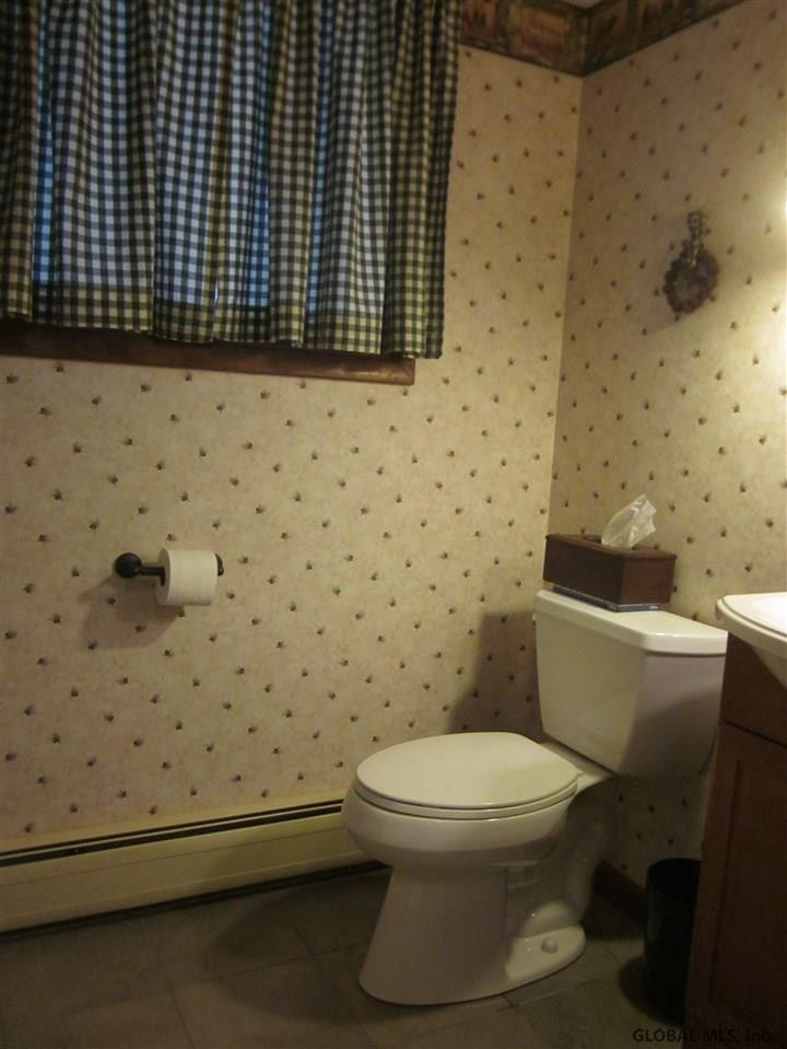 33 Devon Road Bethlehem, NY 12054 - Photo 11 of 16 Photo 11