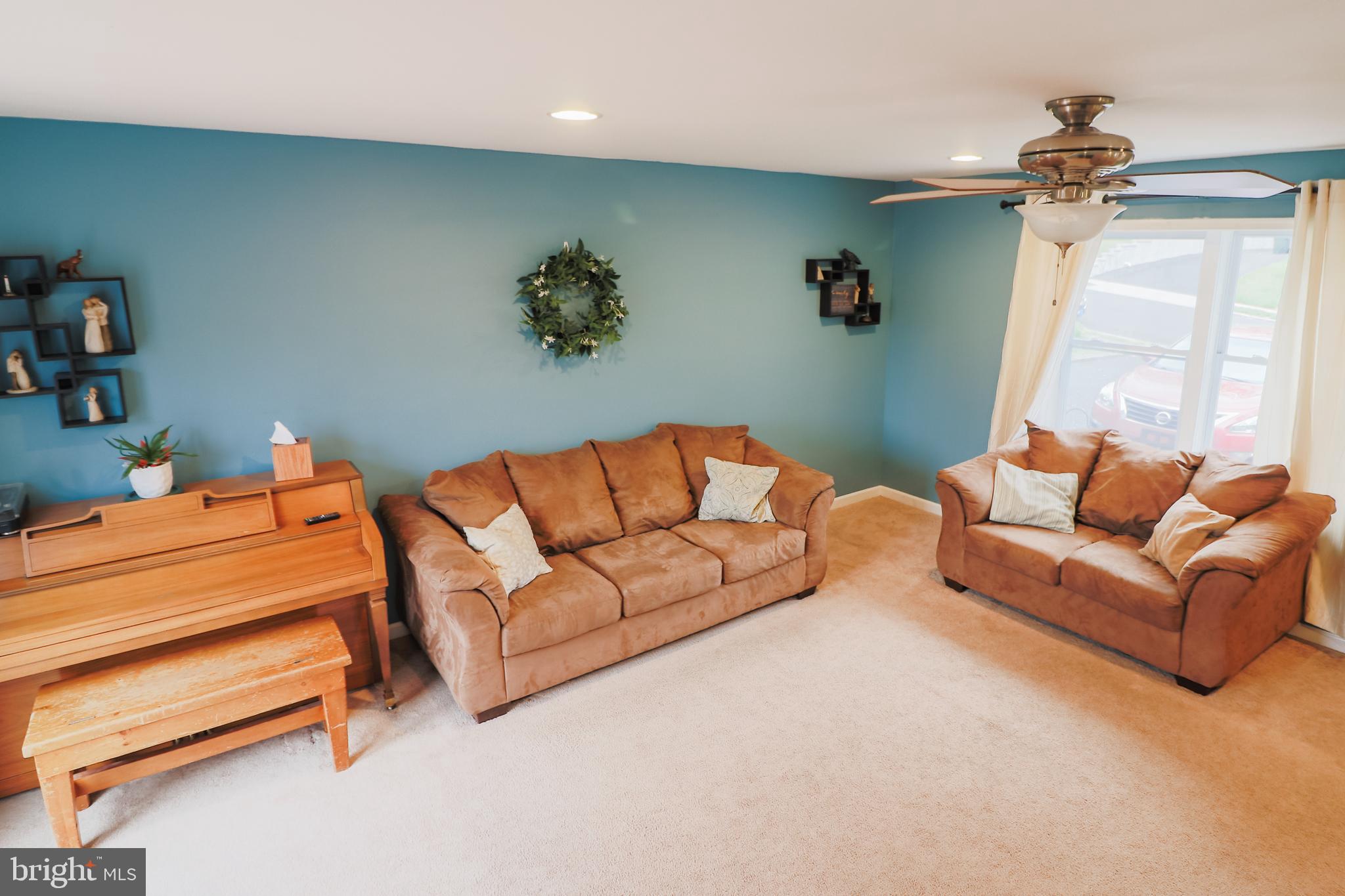 635 Beechwood Road Willow Grove, PA 19090 - Photo 2 of 29 LIVING ROOM