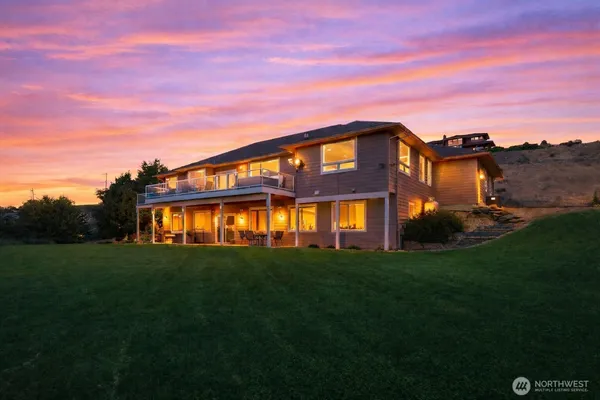 $895,000 | 2350 10th Street Northeast, East Wenatchee, WA 98802