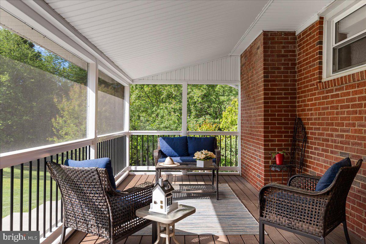 3545 Cobbler Mountain Road Delaplane, VA 20144 - Photo 31 of 37 Large Screened-in porch