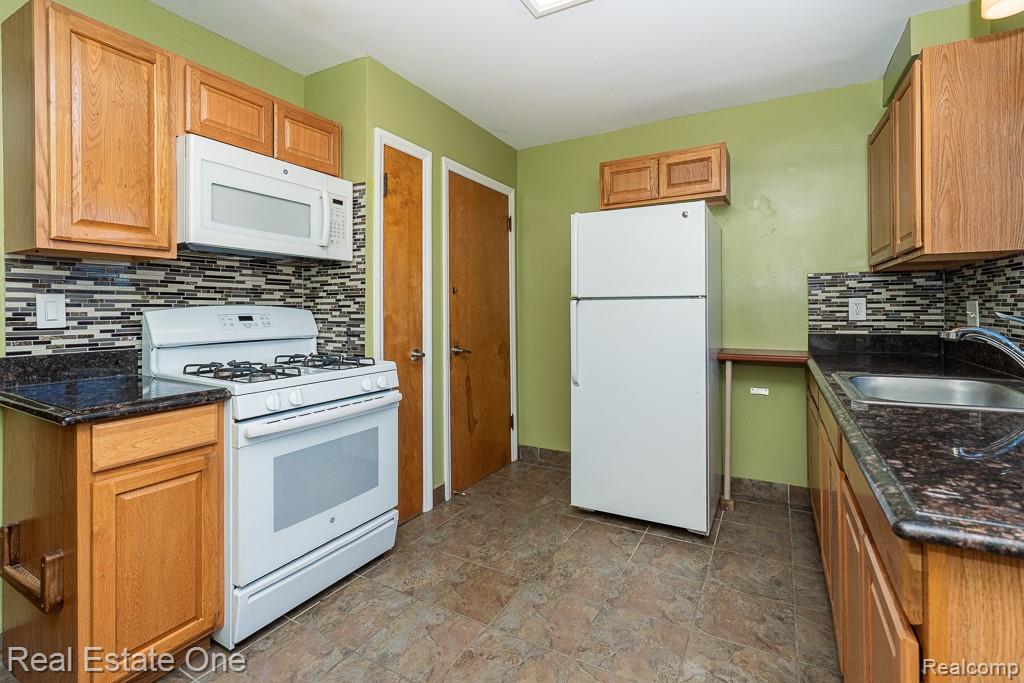 8272 Racine Road Warren, MI 48093 - Photo 14 of 46