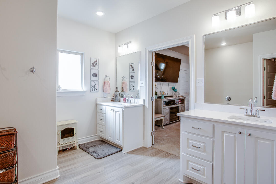 5701 119th Street Lubbock, TX 79424 - Photo 13 of 22 a bathroom with a sink a toilet and mirror