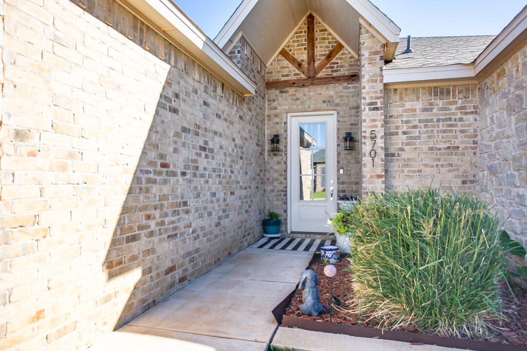 5701 119th Street Lubbock, TX 79424 - Photo 3 of 22 front view of a house with a yard