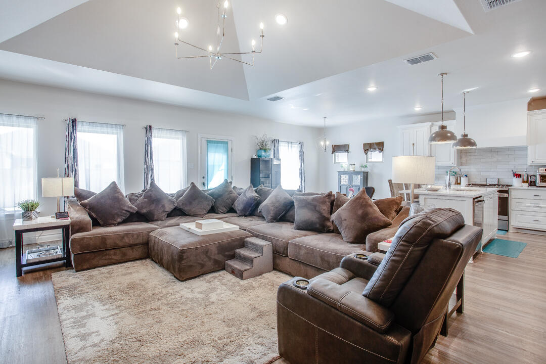 5701 119th Street Lubbock, TX 79424 - Photo 6 of 22 a living room with furniture and kitchen view