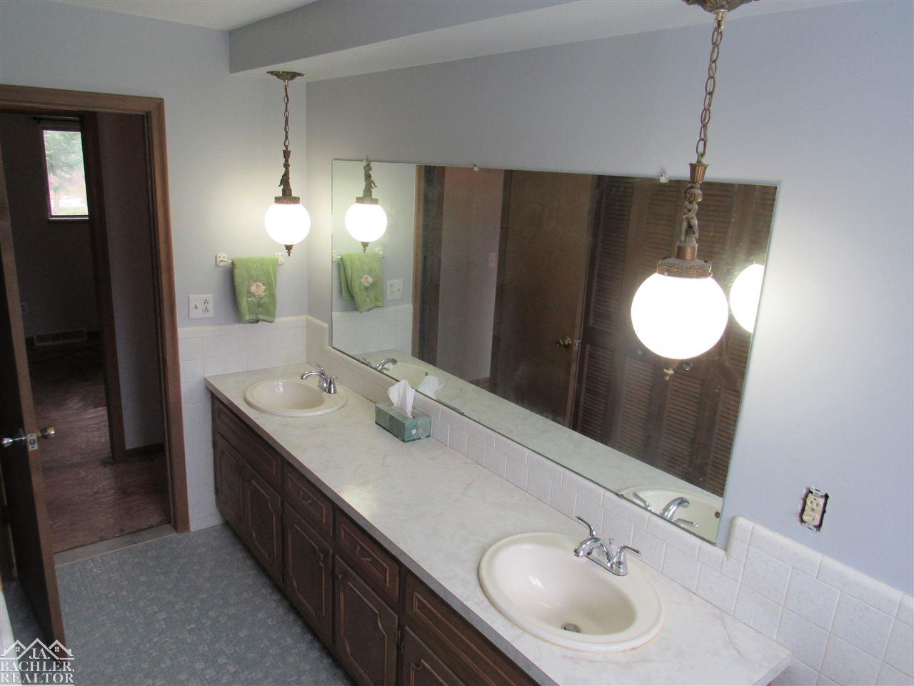 7486 Arnold Road Marine City, MI 48039 - Photo 9 of 25 Full Bathroom