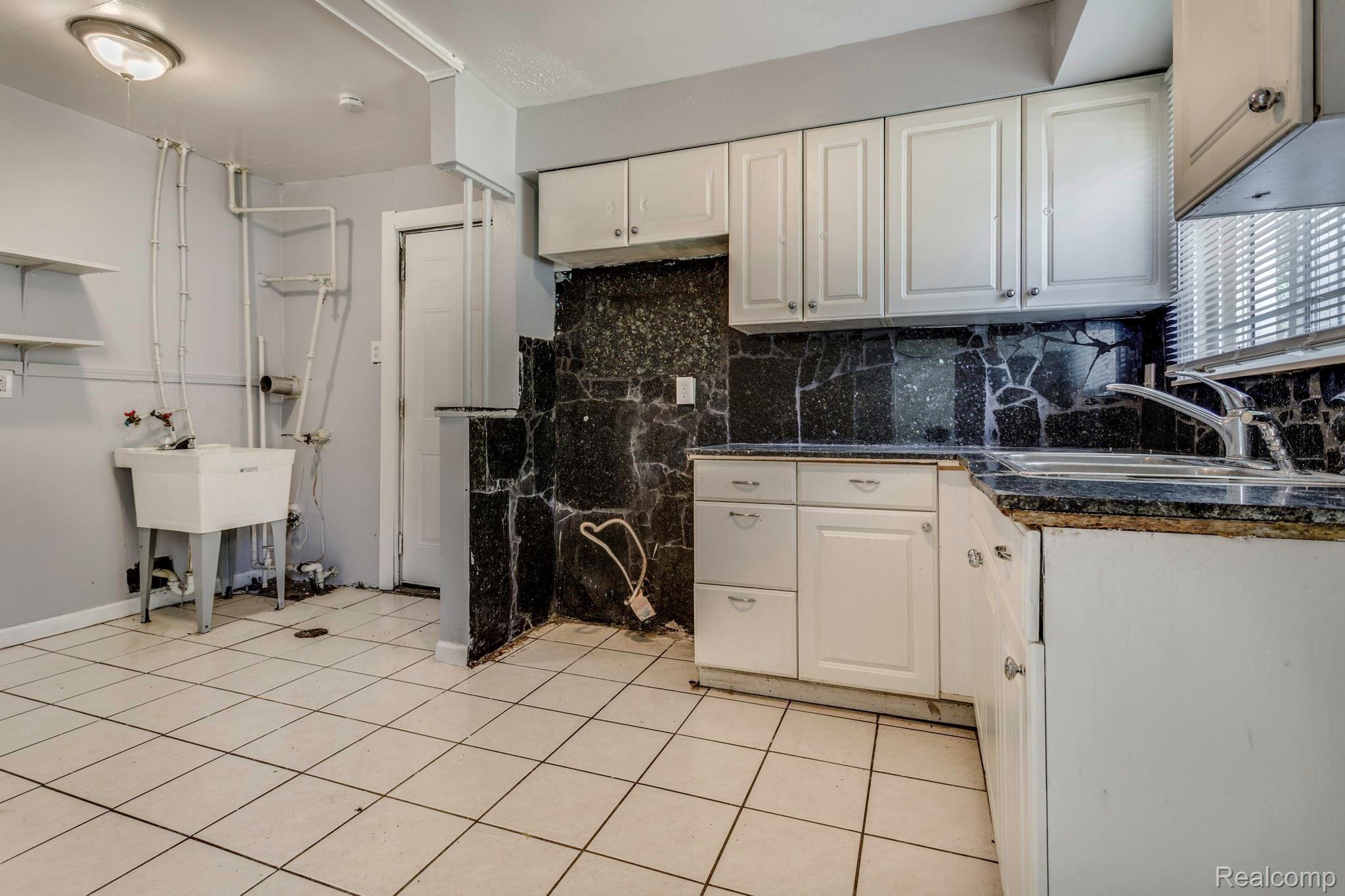 27006 Florence Street Inkster, MI 48141 - Photo 5 of 20 27006 Florence St-11.jpg