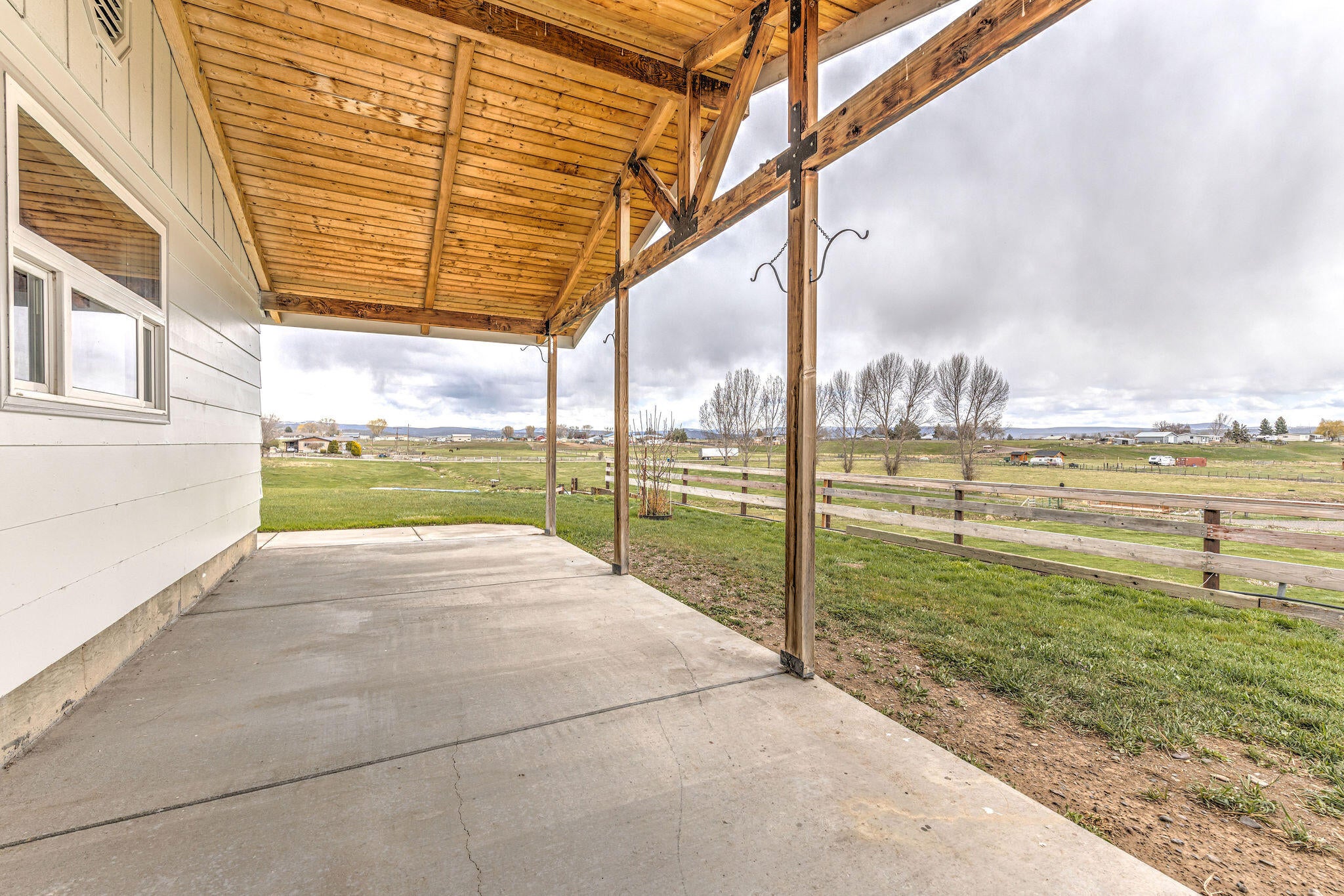 6533 Green Valley Road Prineville, OR 97754 - Photo 23 of 41 COVERED PORCH
