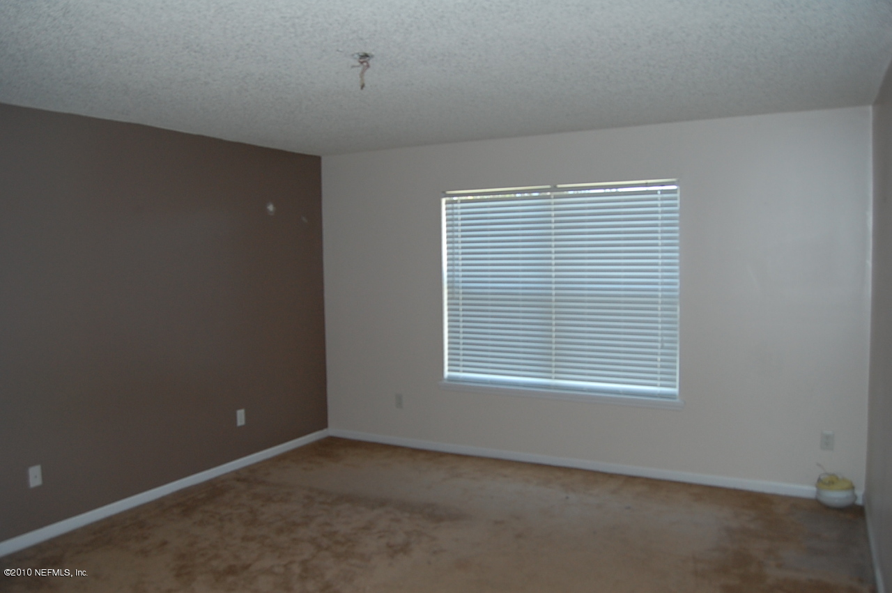 2444 Paris Mill Road Jacksonville, FL 32221 - Photo 10 of 19 an empty room with a window