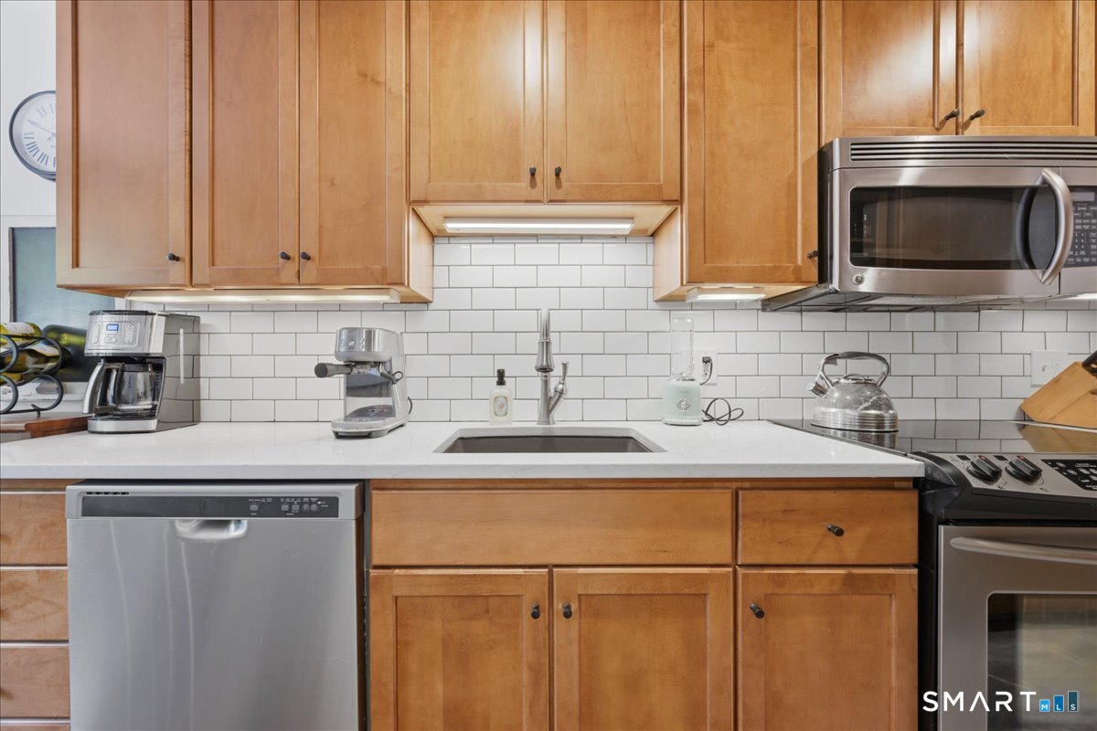 85 River Road, Unit M5 Essex, CT 06426 - Photo 11 of 35 Kitchen with stainless appliances