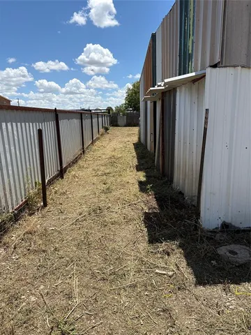 a view of a backyard with pathway